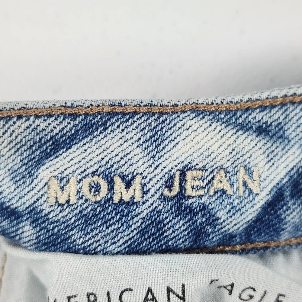 American Eagle Mom Jean Shorts Light Wash Distressed Ripped Denim‎ Womens Size 0